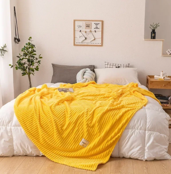 Solenza – Ultra-Soft Flannel Blanket for All-Season Comfort